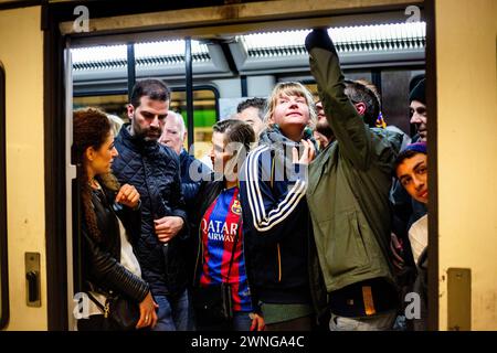 TRANSPORTS PUBLICS, MÉTRO, FANS, BARCELONA FC, 2019 : en attente de la fermeture de la porte. Les fans se pressent dans les trains de métro après un match de Barcelone. Les fans trempés de Barcelone se dirigent vers la maison pour remporter une victoire facile sur un rival du titre sous une pluie torrentielle. Photo : Rob Watkins. Barcelone FC a joué Sevilla FC au Camp Nou, Barcelone le 5 avril 2017 et le Barça a remporté le match 3-0 avec trois buts dans les 33 premières minutes. Le jeu entier a été joué dans le déluge d'une tempête de pluie massive de printemps. Banque D'Images