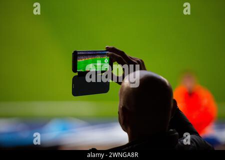 TOURNAGE MOBILE, FANS DE CULERS, BARCELONA FC, 2019 : un homme filme avec un téléphone portable alors que les fans de Barcelona Culers au Camp Nou célèbrent une victoire facile sur un rival du titre. Barcelona FC contre Sevilla FC au Camp Nou, Barcelone le 5 avril 2017. Photo : Rob Watkins. Le Barça a remporté le match 3-0 avec trois buts dans les 33 premières minutes. Le jeu a été joué dans un déluge de pluie lors d'une tempête massive. Banque D'Images