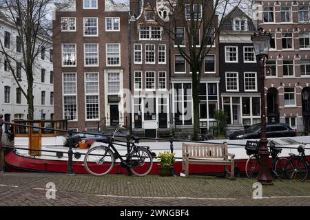 Bâtiments classiques et scène de canal à Amsterdam, pays-Bas Banque D'Images
