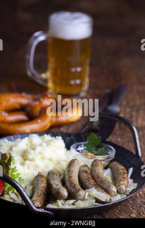 Saucisses de Nuremberg avec Sauerkraut sur bois Banque D'Images