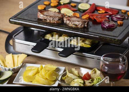 Raclette suisse avec viande et légumes Banque D'Images