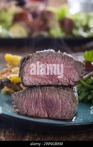 Steak aux haricots et gratin de pommes de terre Banque D'Images