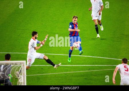 RAKITIC, FAUTE, BARCELONA FC, 2017 : Ivan Rakitić passe devant Nicolás Pareja. Barcelona FC contre Sevilla FC au Camp Nou, Barcelone le 5 avril 2017. Photo : Rob Watkins. Le Barça a remporté le match 3-0 avec trois buts dans les 33 premières minutes. Le jeu a été joué dans un déluge de pluie lors d'une tempête printanière massive. Banque D'Images