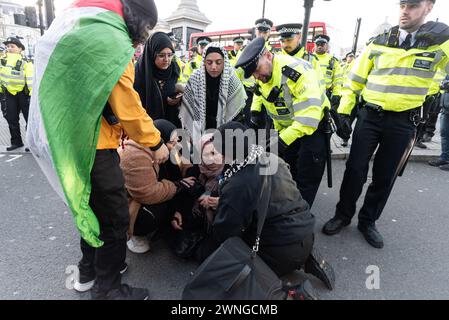 Londres, Royaume-Uni. 2 mars 2024. Un partisan palestinien âgé en détresse est réconforté par d'autres manifestants alors que la police de Trafalgar Square se prépare à faire appliquer un ordre de dispersion de la section 35 pour une manifestation contre la guerre d'Israël contre Gaza. Crédit : Ron Fassbender/Alamy Live News Banque D'Images