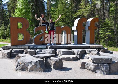 Le grand 'Banff', panneau sur le bord de la ville dans les montagnes Rocheuses de l'Alberta, Canada est un aimant pour les visiteurs qui prennent des photos. Banque D'Images