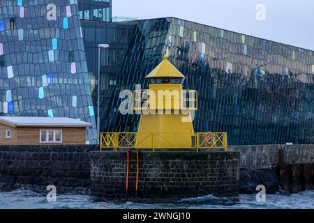 Harpa de Reykjavik et vue sur le phare jaune depuis la baie du port Banque D'Images