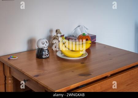 Fruits de banane frais mûrs sur la table du salon. Banque D'Images