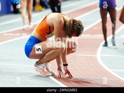 La néerlandaise Femke bol célèbre Reacts après avoir établi le record du monde du 400 mètres féminin lors de la deuxième journée des Championnats du monde d'athlétisme en salle à l'Emirates Arena de Glasgow. Date de la photo : samedi 2 mars 2024. Banque D'Images