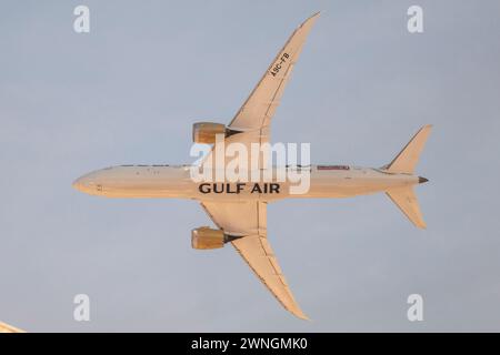 Sakhir, Bahreïn. 2 mars 2024. Un Boeing 787 Dreamliner de Gulf Air survole le désert de Sakhir lors d'un spectacle aérien de démonstration avant le départ du Grand Prix de formule 1 de Bahreïn. Gulf Air est la compagnie aérienne nationale du Royaume de Bahreïn. (Crédit image : © Taidgh Barron/ZUMA Press Wire) USAGE ÉDITORIAL SEULEMENT! Non destiné à UN USAGE commercial ! Banque D'Images