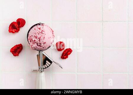 Crème glacée framboise dans une vue de dessus scoop sur packground rose Banque D'Images