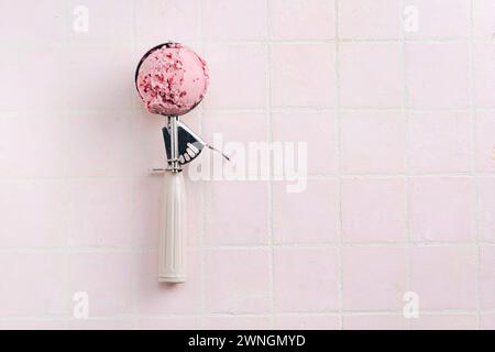 Crème glacée framboise dans une vue de dessus scoop sur packground rose Banque D'Images