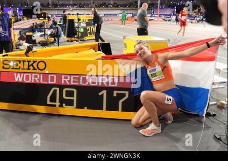 La néerlandaise Femke bol célèbre après avoir établi le record du monde du 400 mètres féminin lors de la deuxième journée des Championnats du monde d'athlétisme en salle à l'Emirates Arena de Glasgow. Date de la photo : samedi 2 mars 2024. Banque D'Images