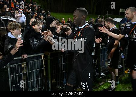 Deinze, Belgique. 02 mars 2024. Souleymane Anne (22 ans) de KMSK Deinze remerciant les fans et supporters de Deinze après avoir remporté un match de football entre KMSK Deinze et RSCA futures lors de la 24ème journée de la saison Challenger Pro League 2023-2024, le samedi 2 mars 2024 à Deinze, Belgique . Crédit : Sportpix/Alamy Live News Banque D'Images