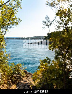Krk, Croatie - 19 juillet 2022 : paysage côtier sur l'île de Krk en Croatie *** Küstenlandschaft auf der Insel Krk à Kroatien Banque D'Images
