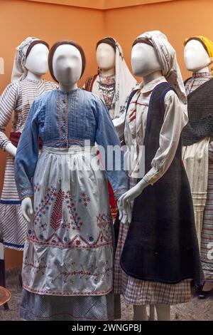 Costume grec traditionnel du Pélopponèse, Grèce, exposé au Musée du folklore dans la ville de Nauplie, Grèce, Europe. Banque D'Images