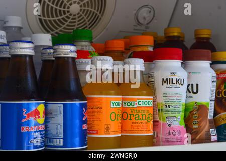 15 juin 2023, boissons en conserve et en bouteille qui semblent fraîches dans le réfrigérateur, Wadaslintang, Wonosobo Banque D'Images