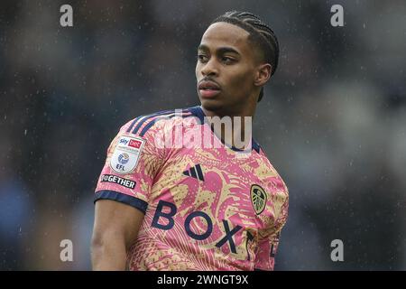 Huddersfield, Royaume-Uni. 02 mars 2024. Crysencio Summerville de Leeds United lors du match du Sky Bet Championship Huddersfield Town vs Leeds United au John Smith's Stadium, Huddersfield, Royaume-Uni, le 2 mars 2024 (photo par James Heaton/News images) à Huddersfield, Royaume-Uni le 2/03/2024. (Photo de James Heaton/News images/SIPA USA) crédit : SIPA USA/Alamy Live News Banque D'Images