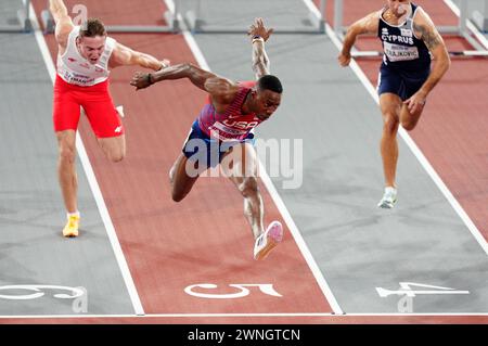 L'américain Grant Holloway (au centre) remporte la finale du 60 m haies masculin lors de la deuxième journée des Championnats du monde d'athlétisme en salle à l'Emirates Arena de Glasgow. Date de la photo : samedi 2 mars 2024. Banque D'Images