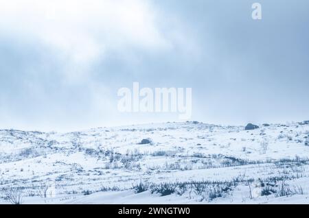 Paysage hivernal avec de la neige dans le parc national de Peneda Geres. Nord du Portugal Banque D'Images