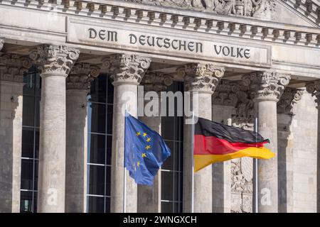 Drapeaux européens et allemands flottant devant le "DEM Deutschen Volke" sur le Reichstag à Berlin, Allemagne. Banque D'Images