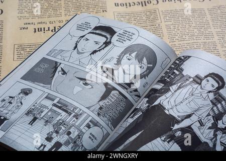 25 juin 2023, la photo de bande dessinée est ouverte sur un fond de table en bois, Wonosobo.Indonesia Banque D'Images