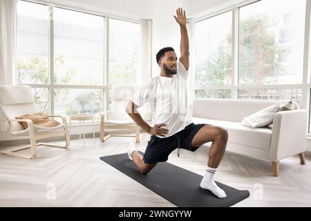 Jeune homme africain sportif motivé positif appréciant l'activité de fitness Banque D'Images