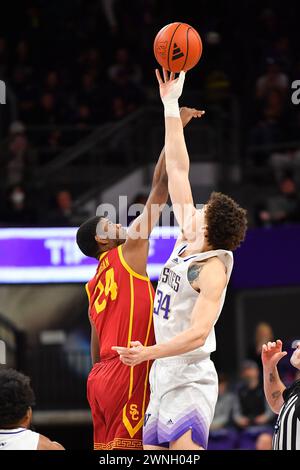 Seattle, WA, États-Unis. 02 mars 2024. Les Huskies de Washington centrent Braxton Meah (34 ans) et l'attaquant des chevaux de Troie de l'USC Joshua Morgan (24 ans) sur la pointe du match de basket-ball de la NCAA entre les Trojans de l'UCSC et les Huskies de Washington au HEC Ed Pavilion à Seattle, WA. Steve Faber/CSM (image crédit : © Steve Faber/Cal Sport Media). Crédit : csm/Alamy Live News Banque D'Images