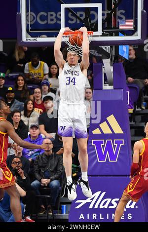 Seattle, WA, États-Unis. 02 mars 2024. Le centre des Huskies de Washington, Braxton Meah (34 ans), obtient un dunk inversé lors du match de basket-ball de la NCAA entre les Trojans de l'UCSC et les Huskies de Washington au HEC Ed Pavilion à Seattle, WA. Steve Faber/CSM/Alamy Live News Banque D'Images