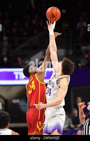 Seattle, WA, États-Unis. 02 mars 2024. Les Huskies de Washington centrent Braxton Meah (34 ans) et l'attaquant des chevaux de Troie de l'USC Joshua Morgan (24 ans) sur la pointe du match de basket-ball de la NCAA entre les Trojans de l'UCSC et les Huskies de Washington au HEC Ed Pavilion à Seattle, WA. Steve Faber/CSM/Alamy Live News Banque D'Images