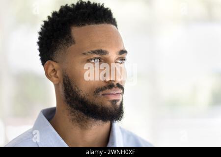 Sérieux beau jeune homme africain portrait décontracté d'intérieur Banque D'Images