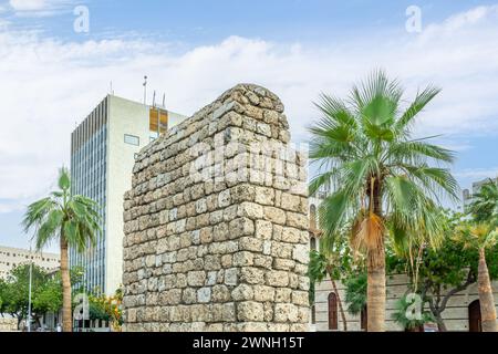 Ruines en pierre de vieux bâtiments arabes avec des palmiers dans la rue d'Al-Balad, Djeddah, Arabie Saoudite Banque D'Images