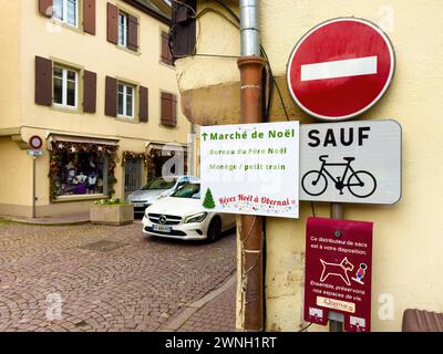 Obernai, le 26 décembre 2023 : suivez la flèche directionnelle jusqu'au marché de Noël festif d'Obernai dans le centre-ville, tout en explorant la charmante ville alsacienne. Banque D'Images