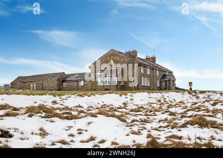 La Cat and Fiddle Forest Distillery vue depuis le quartier enneigé axe Edge Moor Cheshire Peak District en hiver, ancien 2e plus haut pub d'Angleterre Banque D'Images