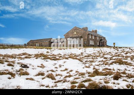 La Cat and Fiddle Forest Distillery vue depuis le quartier enneigé axe Edge Moor Cheshire Peak District en hiver, ancien 2e plus haut pub d'Angleterre Banque D'Images