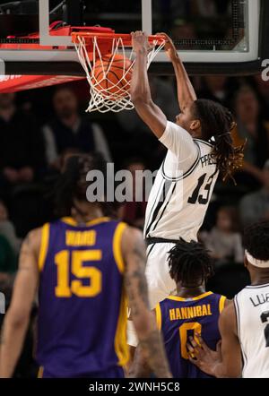 Nashville, Tennessee, États-Unis. 2 mars 2024. Le garde des Commodores Vanderbilt, Malik Presley (13 ans), dunque le ballon lors de son match contre le LSU à Nashville. (Crédit image : © Camden Hall/ZUMA Press Wire) USAGE ÉDITORIAL SEULEMENT! Non destiné à UN USAGE commercial ! Banque D'Images