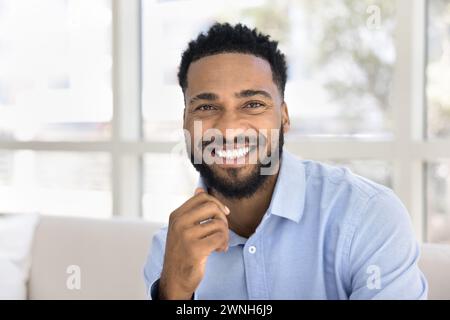 Heureux joyeux beau jeune Africain regardant la caméra Banque D'Images