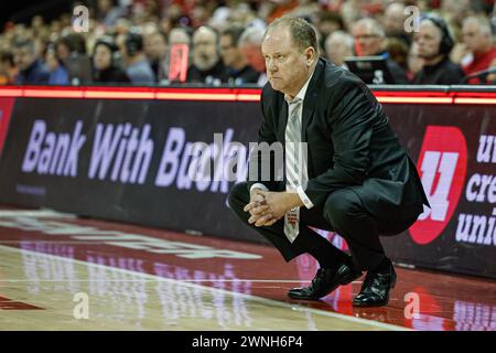 Madison, WI, États-Unis. 2 mars 2024. L'entraîneur-chef des Wisconsin Badgers Greg Gard lors du match de basket-ball de la NCAA entre les Illinois Fighting Illini et les Wisconsin Badgers au Kohl Center de Madison, WISCONSIN. Darren Lee/CSM/Alamy Live News Banque D'Images