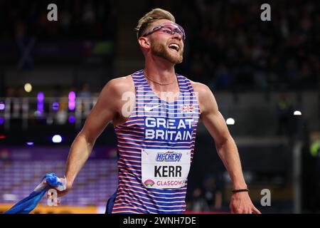 Josh Kerr (GBR, 3000 mètres) célèbre sa victoire d’or avec le saltirelors des Championnats du monde d’athlétisme 2024 à l’Emirates Arena de Glasgow le samedi 2 mars 2024. (Photo : Pat Scaasi | mi News) crédit : MI News & Sport /Alamy Live News Banque D'Images