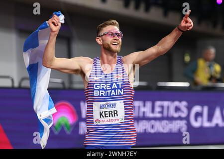 Josh Kerr (GBR, 3000 mètres) célèbre sa victoire d’or avec le saltirelors des Championnats du monde d’athlétisme 2024 à l’Emirates Arena de Glasgow le samedi 2 mars 2024. (Photo : Pat Scaasi | mi News) crédit : MI News & Sport /Alamy Live News Banque D'Images