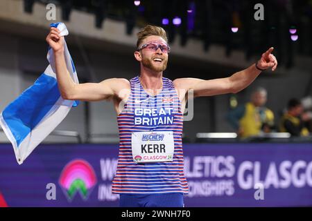 Josh Kerr (GBR, 3000 mètres) célèbre sa victoire d’or avec le saltirelors des Championnats du monde d’athlétisme 2024 à l’Emirates Arena de Glasgow le samedi 2 mars 2024. (Photo : Pat Scaasi | mi News) crédit : MI News & Sport /Alamy Live News Banque D'Images