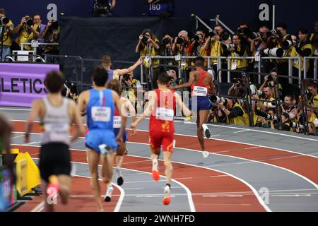 Josh Kerr (GBR, 3000 mètres) en route vers la médaille d'or lors des Championnats du monde d'athlétisme 2024 à l'Emirates Arena de Glasgow le samedi 2 mars 2024. (Photo : Pat Scaasi | mi News) crédit : MI News & Sport /Alamy Live News Banque D'Images