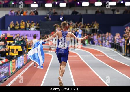 Josh Kerr (GBR, 3000 mètres) célèbre sa victoire d’or avec le saltirelors des Championnats du monde d’athlétisme 2024 à l’Emirates Arena de Glasgow le samedi 2 mars 2024. (Photo : Pat Scaasi | mi News) crédit : MI News & Sport /Alamy Live News Banque D'Images