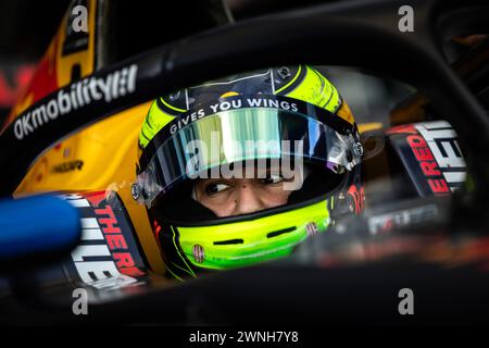 HADJAR Isack (fra), Campos Racing, Dallara F2 2024, portrait lors de la 1ère manche du Championnat FIA de formule 2 2024 du 29 février au 2 mars 2023 sur le circuit International de Bahreïn, à Sakhir, Bahreïn Banque D'Images