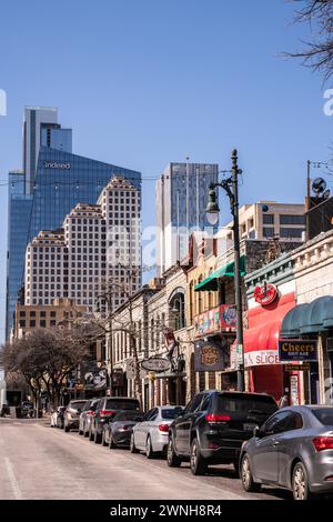 Austin, Texas - 22 février 2024 : vue sur l'historique Sixth Street connue pour ses nombreux bars de musique live dans le centre-ville d'Austin Texas Banque D'Images