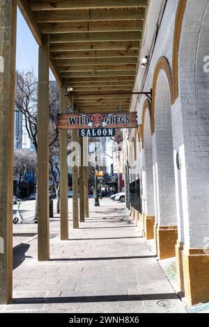 Austin, Texas - 22 février 2024 : vue sur l'historique Sixth Street connue pour ses nombreux bars de musique live dans le centre-ville d'Austin Texas Banque D'Images