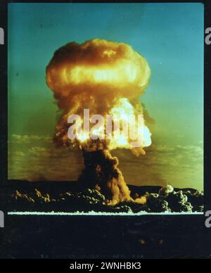 Projet 30-65 - opération Plumbob (site d'essai du Nevada) détonation : boule de feu/nuage D'OWENS, vue au sol. Photographies des essais nucléaires atmosphériques sur les sites d'essais du Nevada, 1946-1962 Banque D'Images