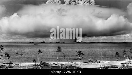 L'explosion du 'Baker', dans le cadre de l'opération Crossroads, un essai d'arme nucléaire par l'armée américaine à Bikini Atoll, Micronésie, le 25 juillet 1946 Banque D'Images