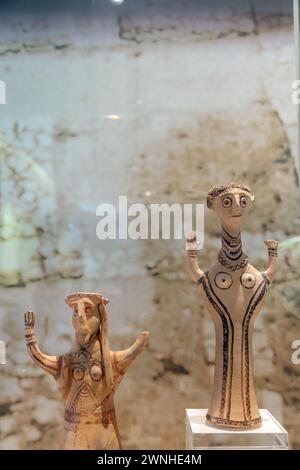 Figurines d'argile des Cyclades, un bel exemple de la culture grecque antique, exposées au Musée archéologique de Nauplie, Grèce, Europe. Banque D'Images