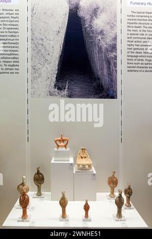 Figurines d'argile des Cyclades, un bel exemple de la culture grecque antique, exposées au Musée archéologique de Nauplie, Grèce, Europe. Banque D'Images