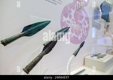 Trois têtes de lance en bronze grecques de l'âge du bronze, exposées au Musée archéologique de Nauplie, en Grèce, en Europe. Banque D'Images